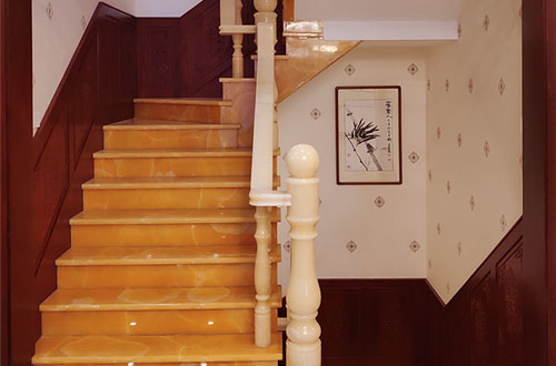 龙圩中式别墅室内汉白玉石楼梯的定制安装装饰效果
